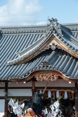 日本の秋祭りの灘のけんか祭りで宮入りする獅子舞