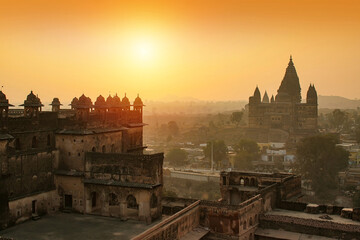 Fototapeta na wymiar Beautiful view of Orchha Palace Fort, Raja Mahal from jahangir mahal, Orchha, Madhya Pradesh