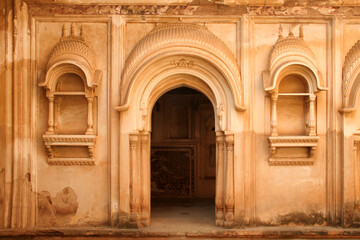 Fototapeta na wymiar Beautifully decorated arcades in Lakshmi Narayan Temple, orchha, India, Madhya Pradesh