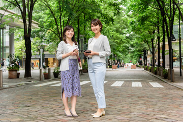 Naklejka premium 同僚 女友達 昼休み ランチ