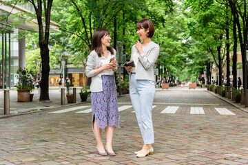 同僚　女友達　昼休み　ランチ