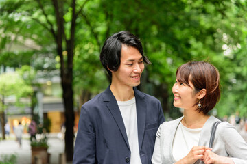 男女　カップル　歩く