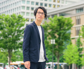 男性　ポートレート　オフィス街