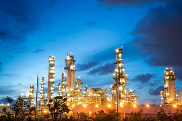 Obraz na płótnie Canvas Chemical oil refinery plant, power plant and metal pipe on sunrise sky background.