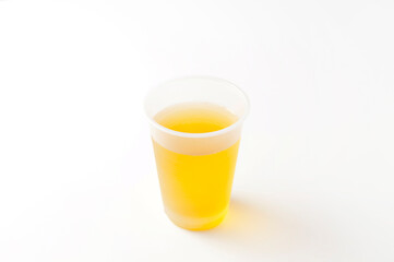 プラスチックコップに入れたお茶