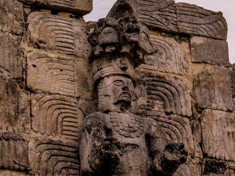 grabados mayas de dioses y dios de la lluvia en la ciudad maya de kabah y labna