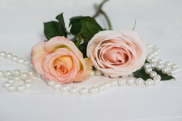 Obraz na płótnie Canvas Romantic Roses Still Life With Pearls