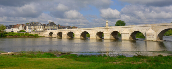 Fototapeta na wymiar Panoramique le pont de loire à la Charité-sur-Loire (58400), Nièvre en Bourgogne-Franche-Comté, France