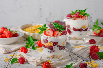 Granola yogurt fruits