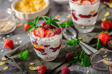 Granola yogurt fruits