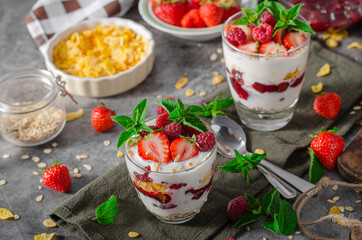 Granola yogurt fruits