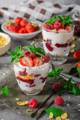 Granola yogurt fruits
