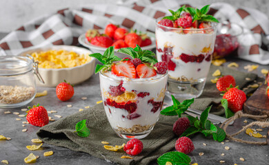 Granola yogurt fruits