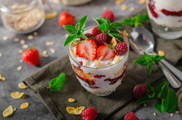 Granola yogurt fruits