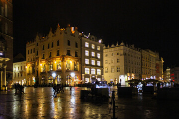 Obraz premium Krakow, Poland - July 03, 2016: View Of The Main Square And Krakow Cloth Hall In The Night