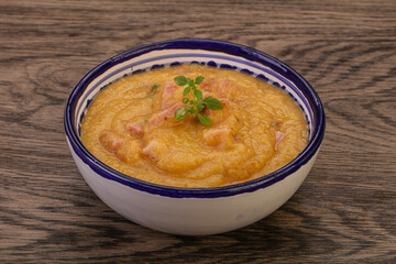 Peas cream soup with smoked ribs