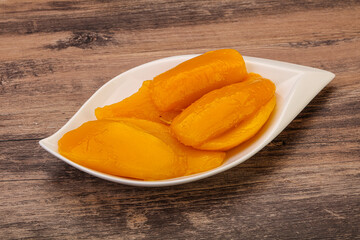 Sweet mango slices in syrop