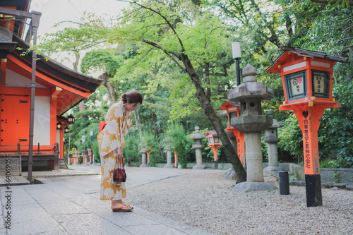 神社の境内を散歩する浴衣姿の女性 Wall Mural Wallpaper Murals Takaho 神社の境内を散歩する浴衣姿の女性 Wall Mural Wallpaper Murals Takaho
