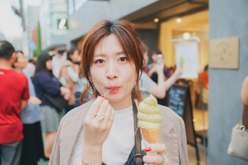 ソフトクリームを食べる女性