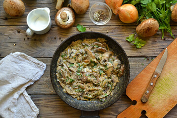 Royal champignons in sour cream sauce. Recipe. Step by step cooking mushrooms with onions. Wood...