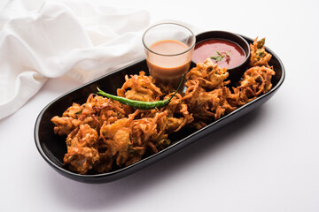 Crispy Onion Fritters or pakora known as Pyaj Pakoda or Kanda bhaji / Bhajji / bajji