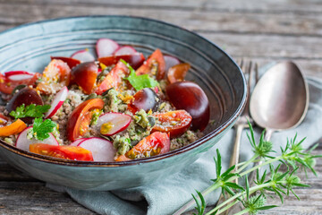 Assiette de salade compos&eacute;e aux graines de couscous &agrave; la gremolata