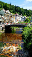 Obraz premium Die Enz fließt durch den schönen Kurort Bad Wildbad im Schwarzwald