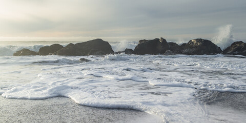 Obraz premium Powerful waves splashing