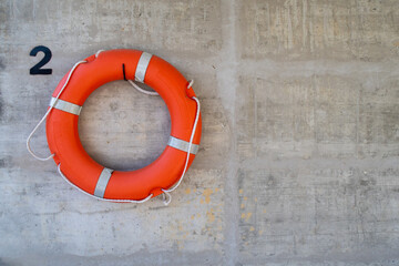 Salvavidas de piscina en pared de hormigón
