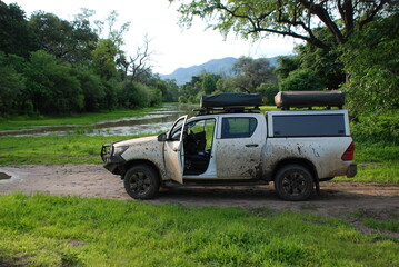 Postój podczas safari autem terenowym po parku narodowym Mana Pools w Zimbabwe w Afryce