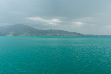 st&uuml;rmischer farbenpr&auml;chtiger Attersee in Ober&ouml;sterreich