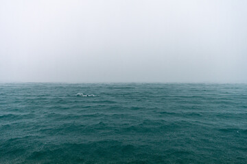 Fototapeta premium stürmischer Attersee in Oberösterreich mit Regen