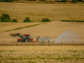 Traktor bewässert ein trockenes Feld © focus finder