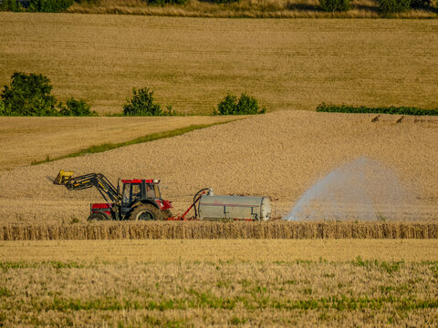Traktor bew&auml;ssert ein trockenes Feld