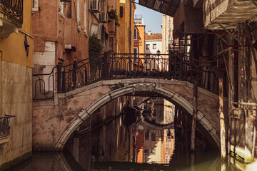 Obraz na płótnie Canvas Brücken mit Reflektionen in Venedig