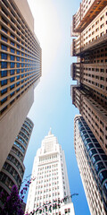 Grande angular entre prédios antigos no centro da cidade de São Paulo, SP. 