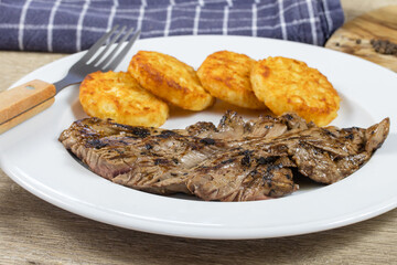 bavette de boeuf et rösti dans une assiette