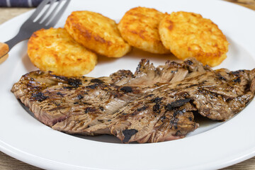 bavette de boeuf et rösti dans une assiette