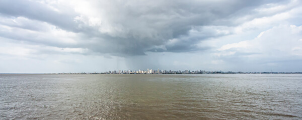 Cidade de Belém do Pará, Brasil, bem distante vista do rio. - obrazy, fototapety, plakaty