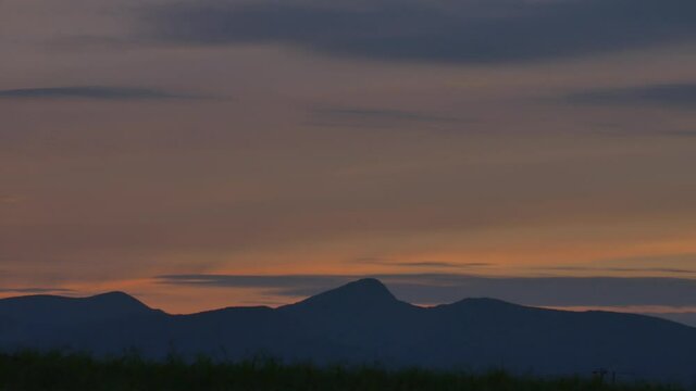 夕日と山のシルエット
