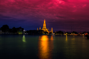 Fototapeta premium Wat Arun Ratchawararam Ratchawaramahawihan The Chao Phraya River, symbolizing the beauty of the world is one of the important landmarks. Beautifully decorated with art and architecture
