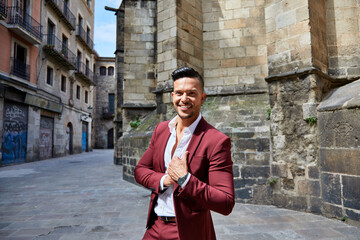 Retrato de hombre joven con traje rojo en Barcelona