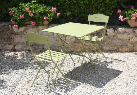 mobilier de jardin ,table et chaises en fer vert ,d&eacute;tente dans le jardin