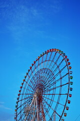 春の晴天に映える観覧車