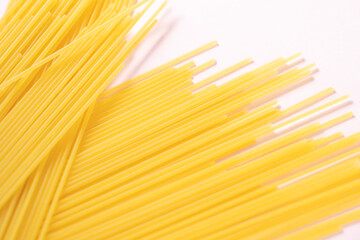 ピンクの背景のロングパスタ