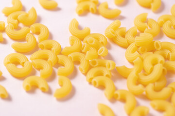 ピンクの背景のショートパスタ