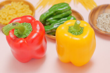 ピンクの背景のカラフルな食材