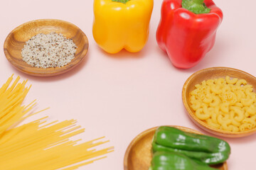 ピンクの背景のカラフルな食材