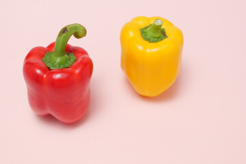 ピンクの背景の赤と黄色のパプリカ