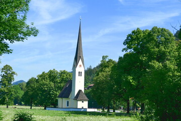 Fototapeta na wymiar church in the woods, schliersee, bavaria